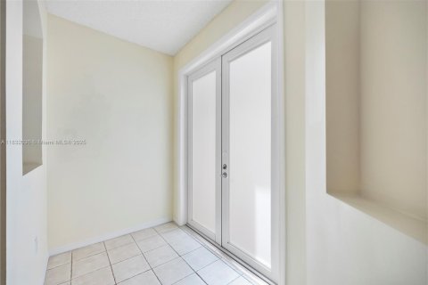 House in Miami, Florida 4 bedrooms, 219.62 sq.m. № 1814854 - photo 5