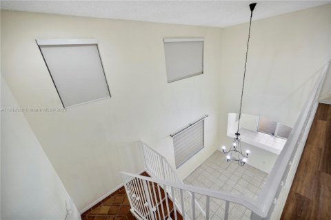 House in Miami, Florida 4 bedrooms, 219.62 sq.m. № 1814854 - photo 18