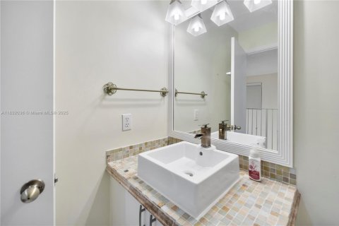 House in Miami, Florida 4 bedrooms, 219.62 sq.m. № 1814854 - photo 16
