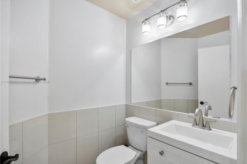 House in Miami, Florida 4 bedrooms, 219.62 sq.m. № 1814854 - photo 20
