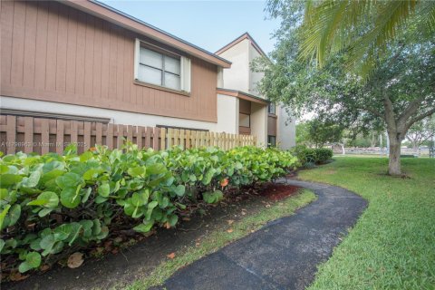 Condo in Miami, Florida, 2 bedrooms  № 1695836 - photo 1