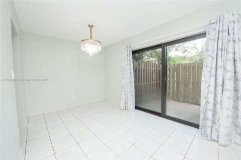 Condo in Miami, Florida, 2 bedrooms  № 1695836 - photo 12