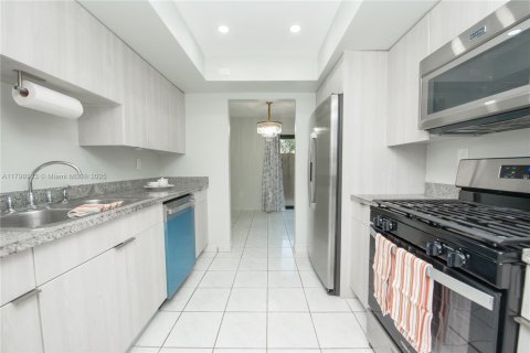 Condo in Miami, Florida, 2 bedrooms  № 1695836 - photo 17