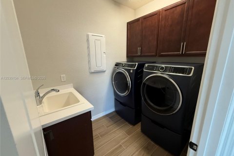 Villa ou maison à louer à Tamarac, Floride: 4 chambres, 245.82 m2 № 2084251 - photo 24