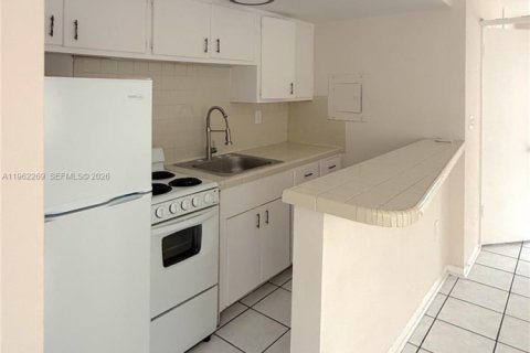 Appartement à louer à Coral Gables, Floride: 2 chambres, 65.03 m2 № 2023925 - photo 2