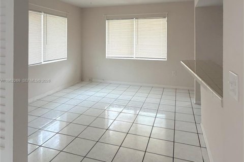 Appartement à louer à Coral Gables, Floride: 2 chambres, 65.03 m2 № 2023925 - photo 4