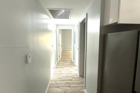 Condo in Miami Beach, Florida, 2 bedrooms  № 1956307 - photo 11