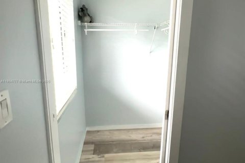 Condo in Miami Beach, Florida, 2 bedrooms  № 1956307 - photo 9