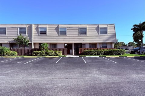 Touwnhouse à vendre à Margate, Floride: 2 chambres, 104.24 m2 № 1970201 - photo 1