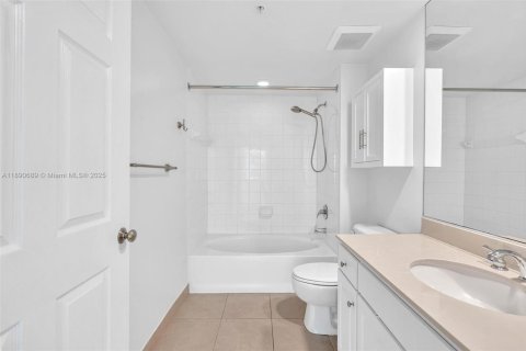 Condo in Miami, Florida, 2 bedrooms  № 1944096 - photo 18