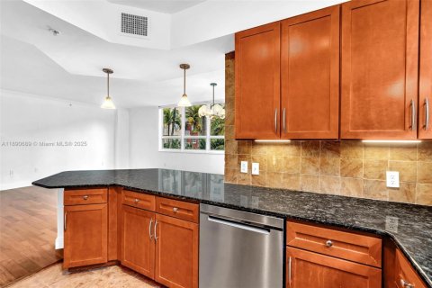 Condo in Miami, Florida, 2 bedrooms  № 1944096 - photo 8