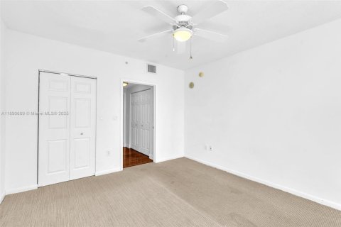 Condo in Miami, Florida, 2 bedrooms  № 1944096 - photo 16