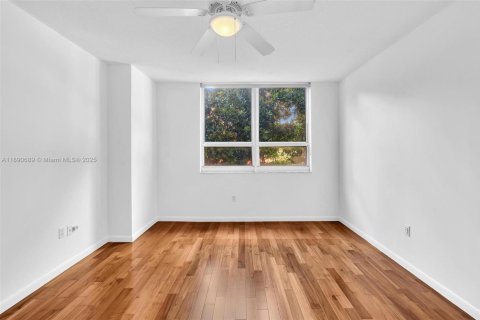 Condo in Miami, Florida, 2 bedrooms  № 1944096 - photo 11