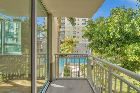 Condo in Miami, Florida, 2 bedrooms  № 1944096 - photo 21