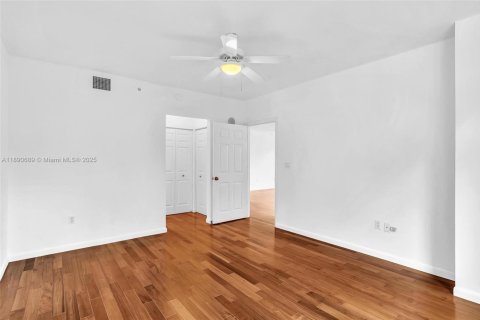 Condo in Miami, Florida, 2 bedrooms  № 1944096 - photo 10