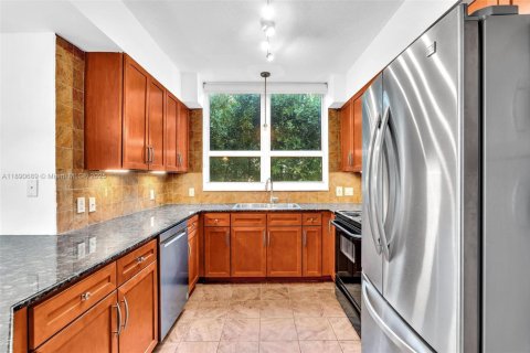 Condo in Miami, Florida, 2 bedrooms  № 1944096 - photo 7