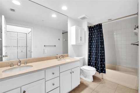 Condo in Miami, Florida, 2 bedrooms  № 1944096 - photo 13