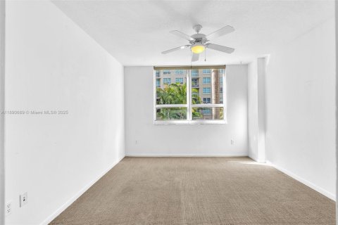 Condo in Miami, Florida, 2 bedrooms  № 1944096 - photo 15
