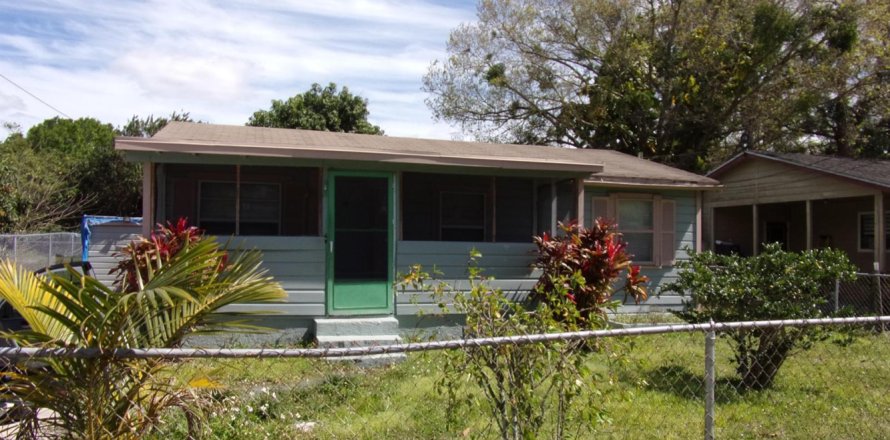 House in Cocoa, Florida 2 bedrooms, 71.35 sq.m. № 2242864