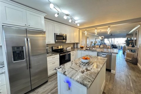 Condo in Saint Petersburg, Florida, 2 bedrooms  № 1559800 - photo 12