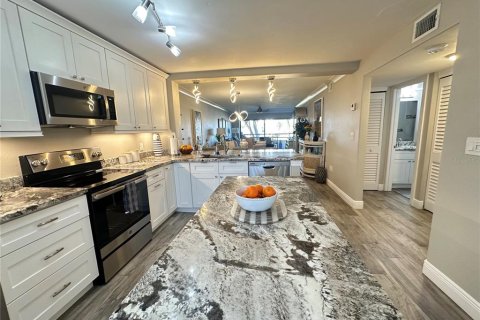 Condo in Saint Petersburg, Florida, 2 bedrooms  № 1559800 - photo 8