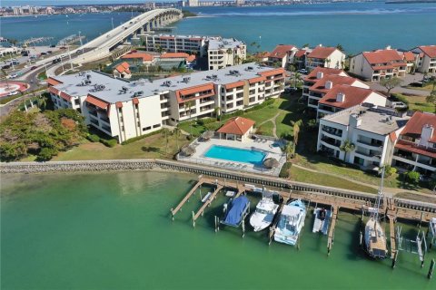 Condo in Saint Petersburg, Florida, 2 bedrooms  № 1559800 - photo 1