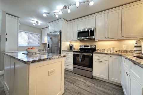 Condo in Saint Petersburg, Florida, 2 bedrooms  № 1559800 - photo 3