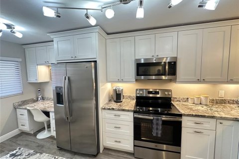 Condo in Saint Petersburg, Florida, 2 bedrooms  № 1559800 - photo 10