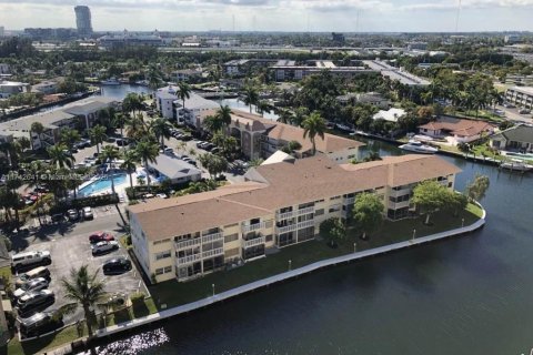 Copropriété à vendre à Hallandale Beach, Floride: 2 chambres, 106.84 m2 № 1960768 - photo 3
