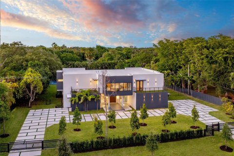 House in Pinecrest, Florida 8 bedrooms, 805.74 sq.m. № 1872220 - photo 1