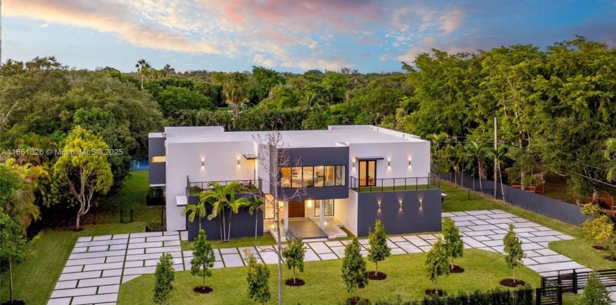 House in Pinecrest, Florida 8 bedrooms, 805.74 sq.m. № 1872220
