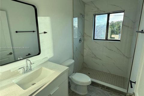 Apartamento en alquiler en Miami, Florida, 3 dormitorios, 83.61 m2 № 1979955 - foto 11