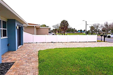 House in Saint Pete Beach, Florida 2 bedrooms, 100.89 sq.m. № 1829364 - photo 18