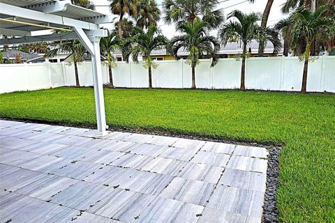 House in Saint Pete Beach, Florida 2 bedrooms, 100.89 sq.m. № 1829364 - photo 12