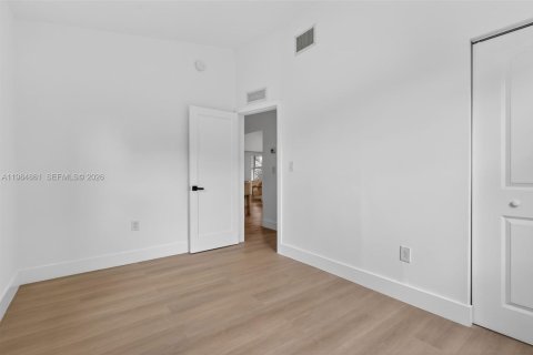 Casa en venta en Miami Gardens, Florida, 2 dormitorios, 90.58 m2 № 2045907 - foto 18