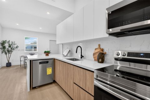 Casa en venta en Miami Gardens, Florida, 2 dormitorios, 90.58 m2 № 2045907 - foto 9