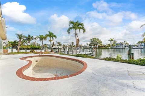House in Treasure Island, Florida 4 bedrooms, 263.47 sq.m. № 1759709 - photo 26