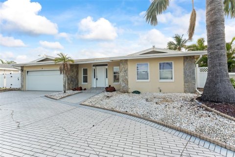 House in Treasure Island, Florida 4 bedrooms, 263.47 sq.m. № 1759709 - photo 29