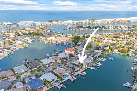 House in Treasure Island, Florida 4 bedrooms, 263.47 sq.m. № 1759709 - photo 9