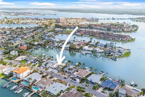 House in Treasure Island, Florida 4 bedrooms, 263.47 sq.m. № 1759709 - photo 4