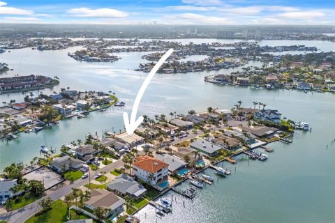 House in Treasure Island, Florida 4 bedrooms, 263.47 sq.m. № 1759709 - photo 5