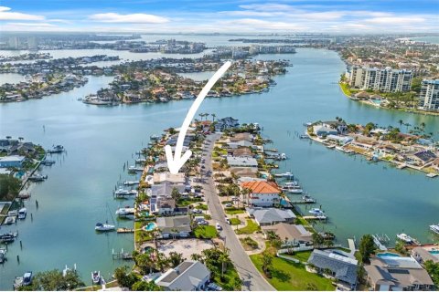 House in Treasure Island, Florida 4 bedrooms, 263.47 sq.m. № 1759709 - photo 6