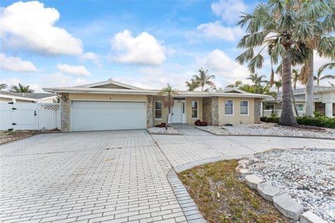 House in Treasure Island, Florida 4 bedrooms, 263.47 sq.m. № 1759709 - photo 12