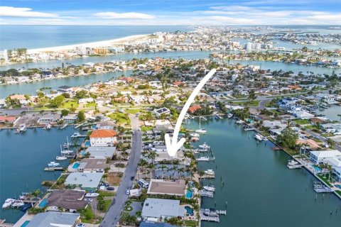 House in Treasure Island, Florida 4 bedrooms, 263.47 sq.m. № 1759709 - photo 10