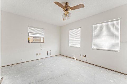 House in Treasure Island, Florida 4 bedrooms, 263.47 sq.m. № 1759709 - photo 25
