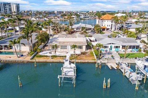 House in Treasure Island, Florida 4 bedrooms, 263.47 sq.m. № 1759709 - photo 1
