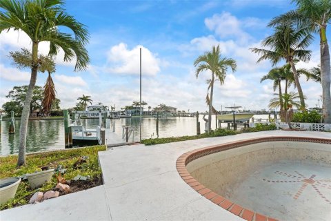 House in Treasure Island, Florida 4 bedrooms, 263.47 sq.m. № 1759709 - photo 27