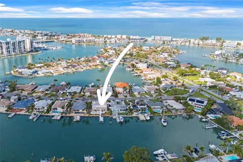 House in Treasure Island, Florida 4 bedrooms, 263.47 sq.m. № 1759709 - photo 8