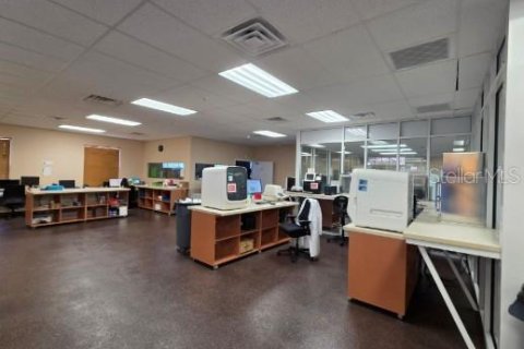 Commercial property in Brandon, Florida 503.72 sq.m. № 2206246 - photo 6