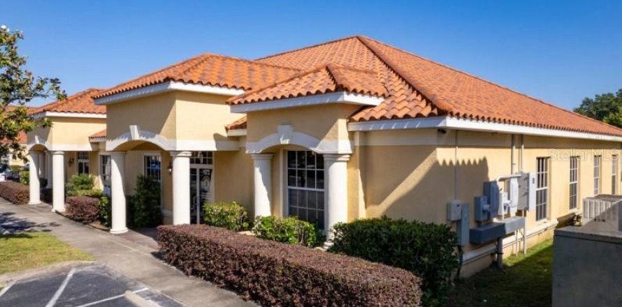 Commercial property in Brandon, Florida 503.72 sq.m. № 2206246